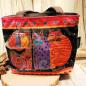 Preview: Kleine schwarze Shopper Tasche mit bunten Katzen im Laurel Burch Design und sicherem Reißverschluss.