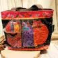 Preview: Kleine schwarze Shopper Tasche mit bunten Katzen im Laurel Burch Design und sicherem Reißverschluss.