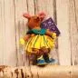 Preview: Kleine bunte Barefoot Spielfigur Maus aus Baumwolle mit blauem Kleid und blauen Schuhen, Mini-Lernspielzeug zum Ankleiden.