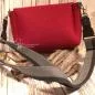 Preview: Rote Filz Handtasche quer getragen, zeigt die Maße und das kompakte Design.