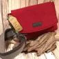 Preview: Maxx Factory rote Unisex Unhängetasche aus Upcycling rPET Filz, Detailansicht.