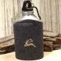 Preview: Trinkflasche Alu Filz Dunkelgrau Hirsch-Motiv gestickt Sportflasche 18cm Karabiner Trachtenlook