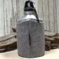 Preview: Nahaufnahme der hellgrauen Trinkflasche  und der feinen Stickerei des Hirsch-Motivs
