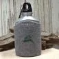 Preview: Trinkflasche Alu Filz Hellgrau Hirsch-Motiv gestickt Sportflasche 18cm Karabiner Trachtenlook
