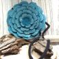 Preview: Runde türkisfarbene Umhängetasche aus Filz in Blumenform mit glitzernden Perlen und schwarzem Innenfutter.