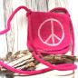 Preview: Quadratische pinke Umhängetasche aus handgefertigtem Filz mit weißem Peace-Zeichen, Umschlagklappe und langem Schulterband.