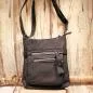 Preview: Schwarze Leder Handtasche mit mehreren Reißverschlussfächern auf der Vorderseite und verstellbarem Schultergurt.