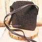 Preview: Dunkelgraue Handtasche aus Filz mit braunem Lederriemen und silbernem Druckknopf-Verschluss, minimalistischer Look.