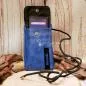 Preview: Blaue Bench Handytasche aus Leder mit eingeschobenem Smartphone im Magnetfach.