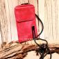 Preview: Bench Handytasche aus pinkem Leder mit Smartphone im Außenfach und Magnetverschluss.