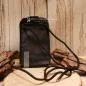 Preview: Rückseite der schwarzen Leder-Handytasche mit der Aufhängung für das verstellbare Segelseil.