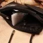 Preview: Blick in die schwarze Handtasche auf die 4 Kartensteckplätze und das Münzfach.