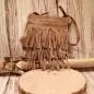 Preview: Kleine braune Mini-Handtasche aus weichem Wildleder mit Fransen und verstellbarem Schultergurt, Crossbody getragen.