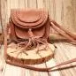 Preview: Kleine altrosa Handtasche aus festem Leder mit verspielten Fransen und verstellbarem Schulterriemen mit Karabinern.
