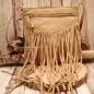 Preview: Kleine beige Handtasche aus weichem Wildleder mit langen Fransen und verstellbarem Schulterriemen mit Gürtelschnalle.