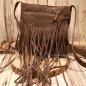Preview: Kleine braun-graue Handtasche aus weichem Wildleder mit langen Fransen und verstellbarem Schultergurt.