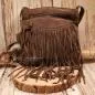 Preview: Kleine dunkelbraune Handtasche aus weichem Wildleder mit Fransen und verstellbarem Schulterriemen.