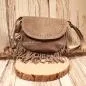 Preview: Graue Schultertasche aus weichem Wildleder mit langen Fransen und verstellbarem Riemen im India-Look.