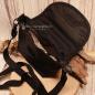 Preview: Rückseite der schwarzen Radltasche aus Nylon-Stoff mit Fokus auf das verstellbare Schulterband.