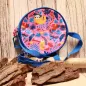 Preview: Runde blaue Kindertasche mit niedlichem Faultier-Motiv, Reißverschluss und verstellbarem Schultergurt.