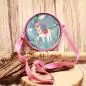 Preview: Runde rosa Kindertasche mit niedlichem Lama-Alpaka-Motiv, sicherem Reißverschluss und verstellbarem Schultergurt.