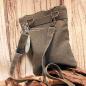 Preview: Detailaufnahme des vorderen Außenfachs der Handtasche mit geschlossenem, sicherem Reißverschluss.
