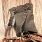 Preview: Detailaufnahme des vorderen Außenfachs der Handtasche mit geschlossenem, sicherem Reißverschluss.