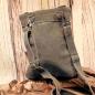 Preview: Rückseite der Stoff-Handtasche mit Fokus auf die silbernen Karabinerhaken des abnehmbaren Schulterbands.