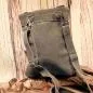Preview: Rückseite der Stoff-Handtasche mit Fokus auf die silbernen Karabinerhaken des abnehmbaren Schulterbands.