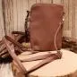Preview: Braune Leder-Handtasche als Crossbody-Bag getragen mit maximaler Gurtlänge.