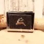 Preview: Detailansicht der kompakten Maße (9 x 6,5 x 2 cm) des dunkelgrauen Trachten-Zigarettenetuis.
