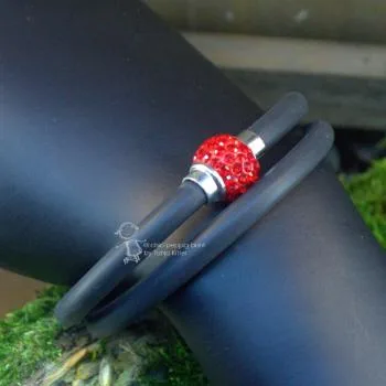 Armband-Strass-Kugel-handgefertigt - Armband Kautschuk schwarz rot1
