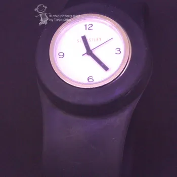 Uhr schwarz