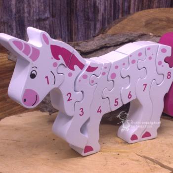 Buntes Puzzle Einhorn in 3 D mit Zahlen