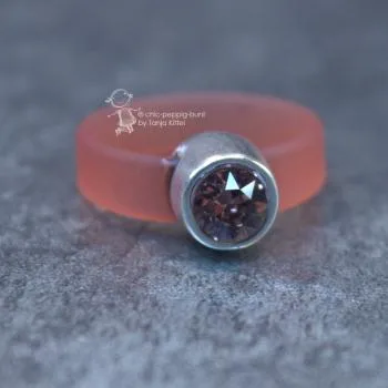 Damenring mit Kautschuk-Band hellrot und Swarovski-Stein schmal
