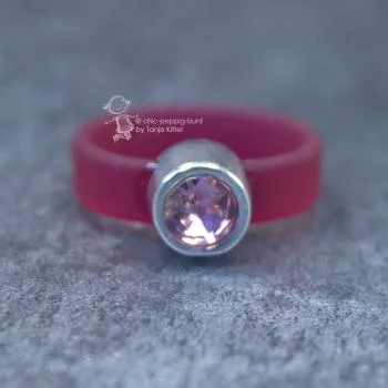 Damenring mit Kautschuk-Band himbeer und Swarovski-Stein schmal