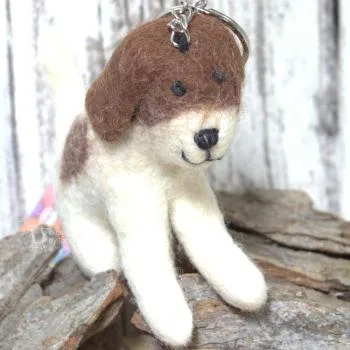 Schlüsselanhänger gefleckter Hund aus Filz