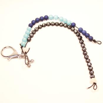 Handgefertigte blaue Rechenkette und ABC Kette mit Fahrradanhänger und Namen als Schultaschenanhänger auf weißem Hintergrund.