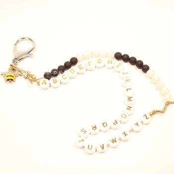 Handgefertigte Rechenkette & ABC Kette von chic-peppig-bunt. Mit Gold-Schrift & Bienen-Anhänger. Der ideale Schultaschenanhänger für den Schulanfang!