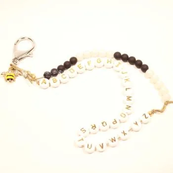 Handgefertigte Rechenkette & ABC Kette von chic-peppig-bunt. Mit Gold-Schrift & Bienen-Anhänger. Der ideale Schultaschenanhänger für den Schulanfang!