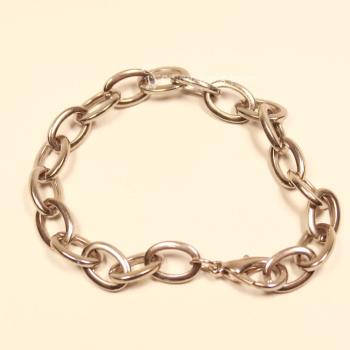 Silberfarbenes, massives Gliederarmband aus Edelstahl mit Karabinerverschluss und 1,2 cm großen Gliedern.