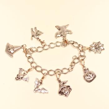 Versilbertes Bettelarmband mit großen Gliedern und 8 verschiedenen Halloween-Anhängern wie Kürbis, Hexe und Spinnweb.