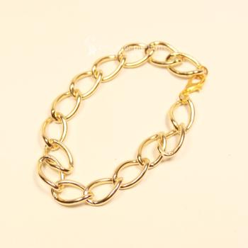 Massives vergoldetes Gliederarmband mit 1,5 cm langen und 1 cm breiten Gliedern sowie sicherem Karabinerverschluss.