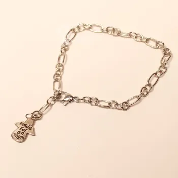 Ausgebreitetes versilbertes Metall-Armband mit Karabiner-Verschluss und Schutzengel-Charm auf hellem Untergrund.