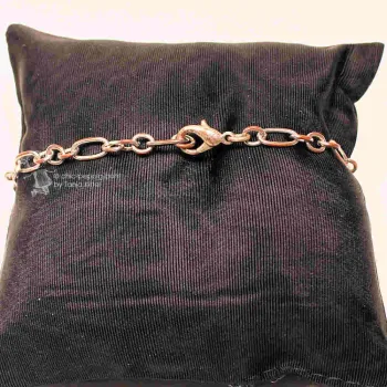Versilbertes Gliederarmband mit geschlossenem Karabiner-Verschluss präsentieren auf einem schwarzen Schmuckkissen.