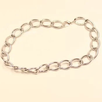 Ausgebreitetes versilbertes Gliederarmband mit großgliedriger Struktur und geschlossenem Karabiner-Verschluss.