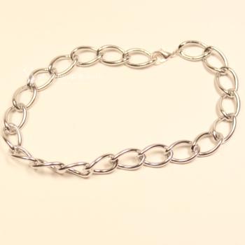 Massives versilbertes Gliederarmband mit 1,5 cm großen und 1 cm breiten Gliedern sowie Karabinerverschluss.