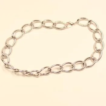 Massives versilbertes Gliederarmband mit 1,5 cm großen und 1 cm breiten Gliedern sowie Karabinerverschluss.
