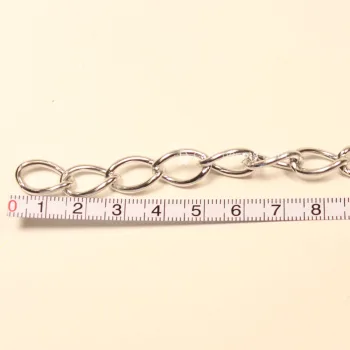 Nahaufnahme des Metall-Armbands an einem Maßband zur Demonstration der 0,5 cm breiten Glieder.