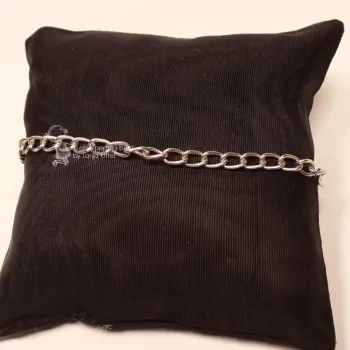 Versilbertes Aluminium-Gliederarmband mit großgliedriger Struktur auf einem schwarzen Schmuckkissen präsentiert.